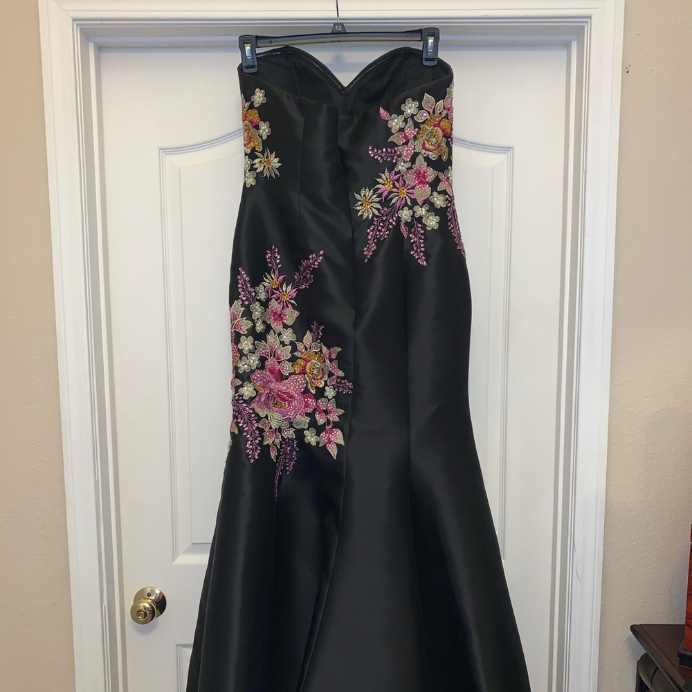 PERFECT PROM DRESS - Picture 4 of 9